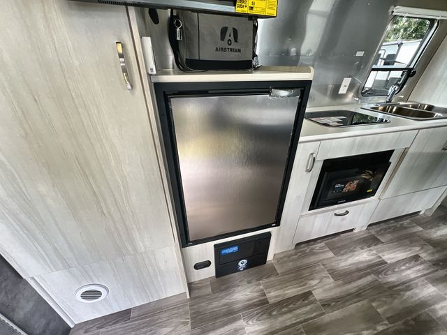 2025 Airstream 22FB Base