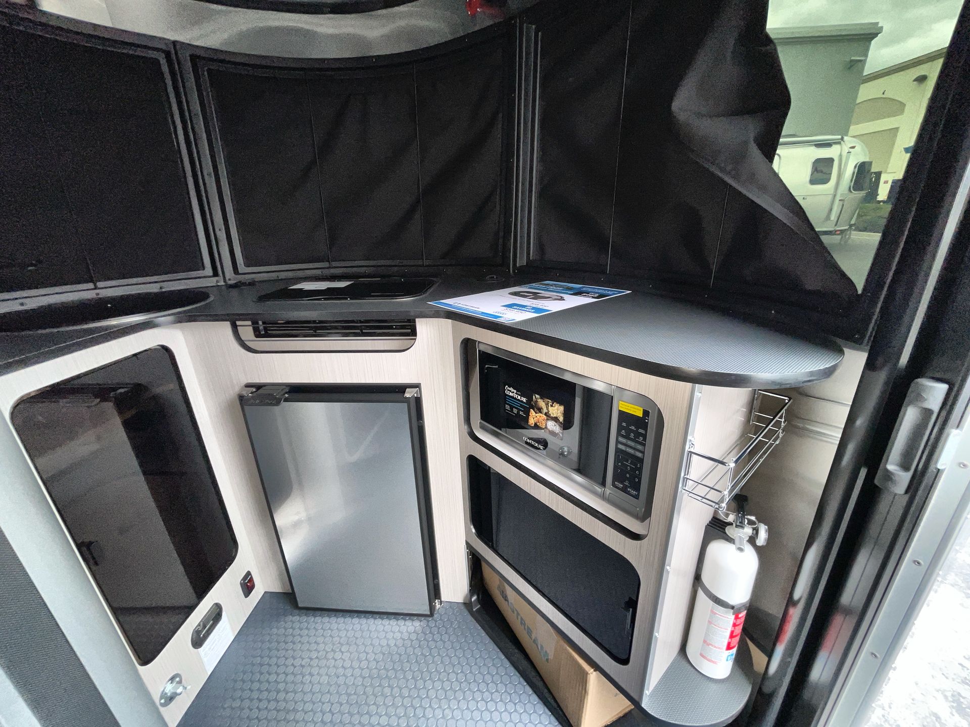 2025 Airstream 16X Base