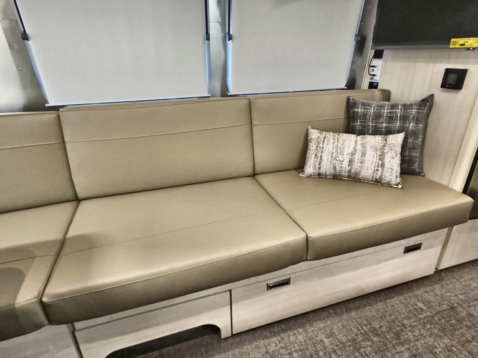 2025 Airstream 27FBQ Base