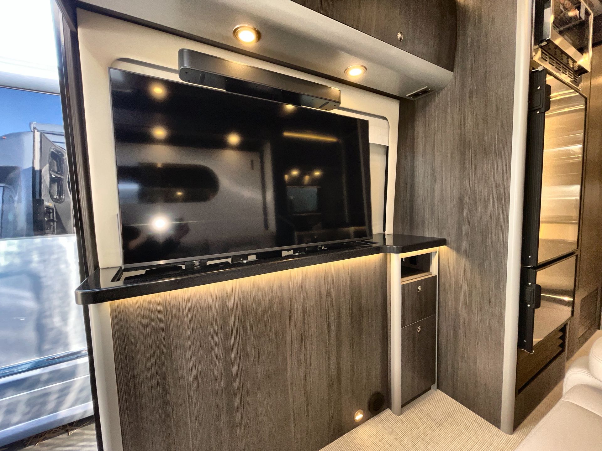 2026 Airstream Murphy Suite Base