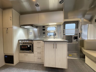 2026 Airstream 27FBQ Base