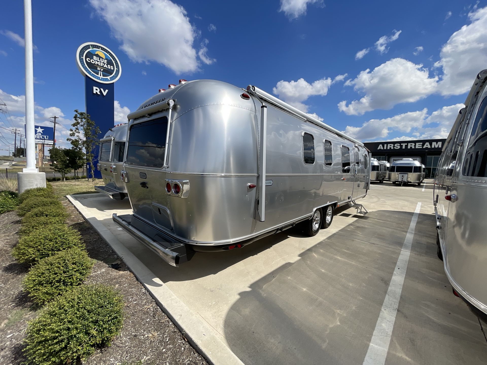 2026 Airstream 33FBQ Base