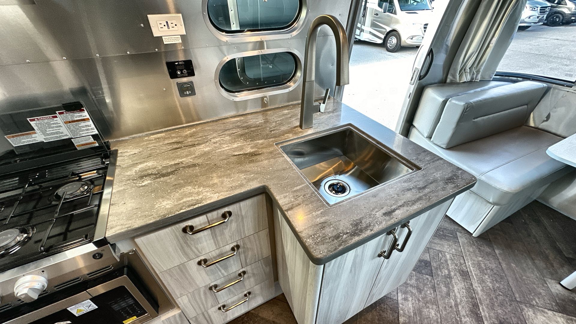 2025 Airstream 27FBQ Base