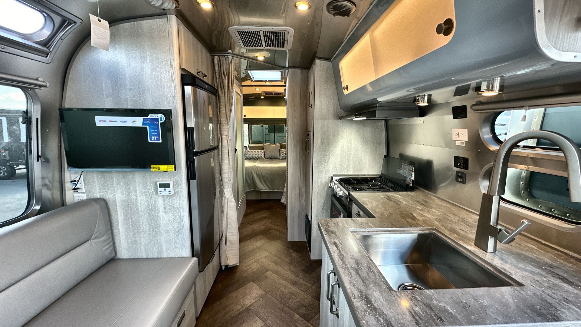2025 Airstream 27FBQ Base