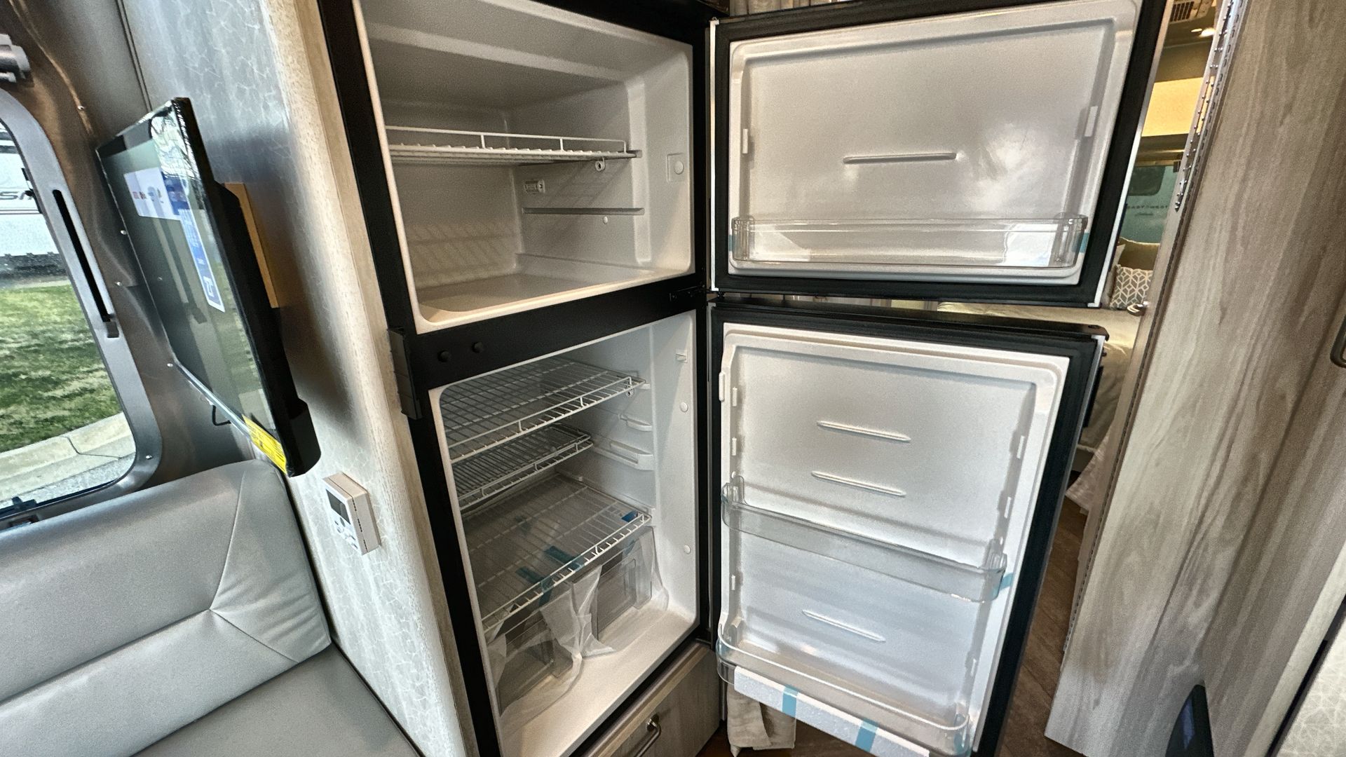 2025 Airstream 27FBQ Base