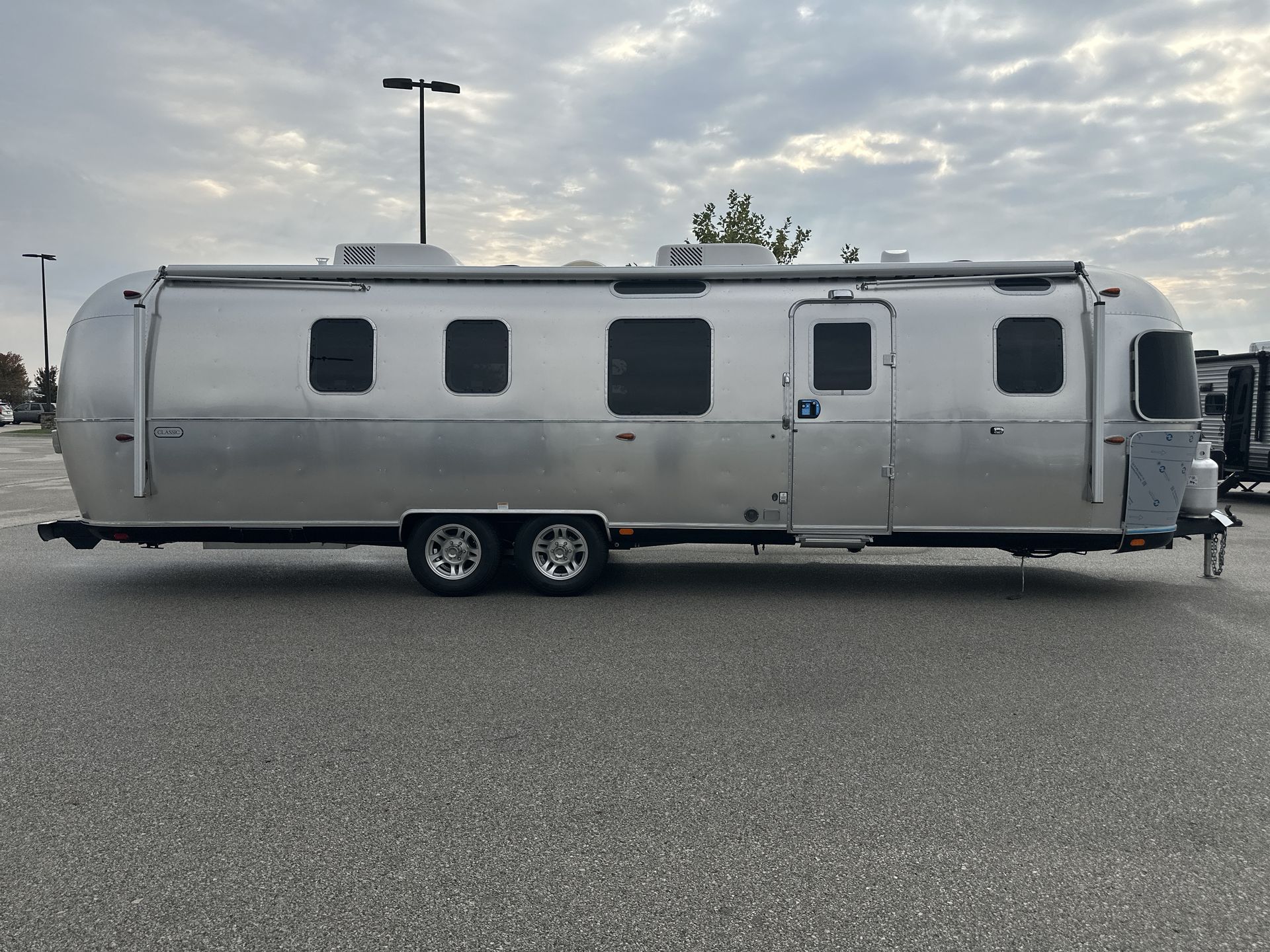 2026 Airstream 33FBQ Base