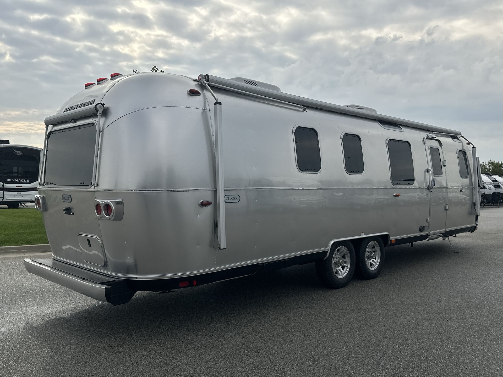 2026 Airstream 33FBQ Base