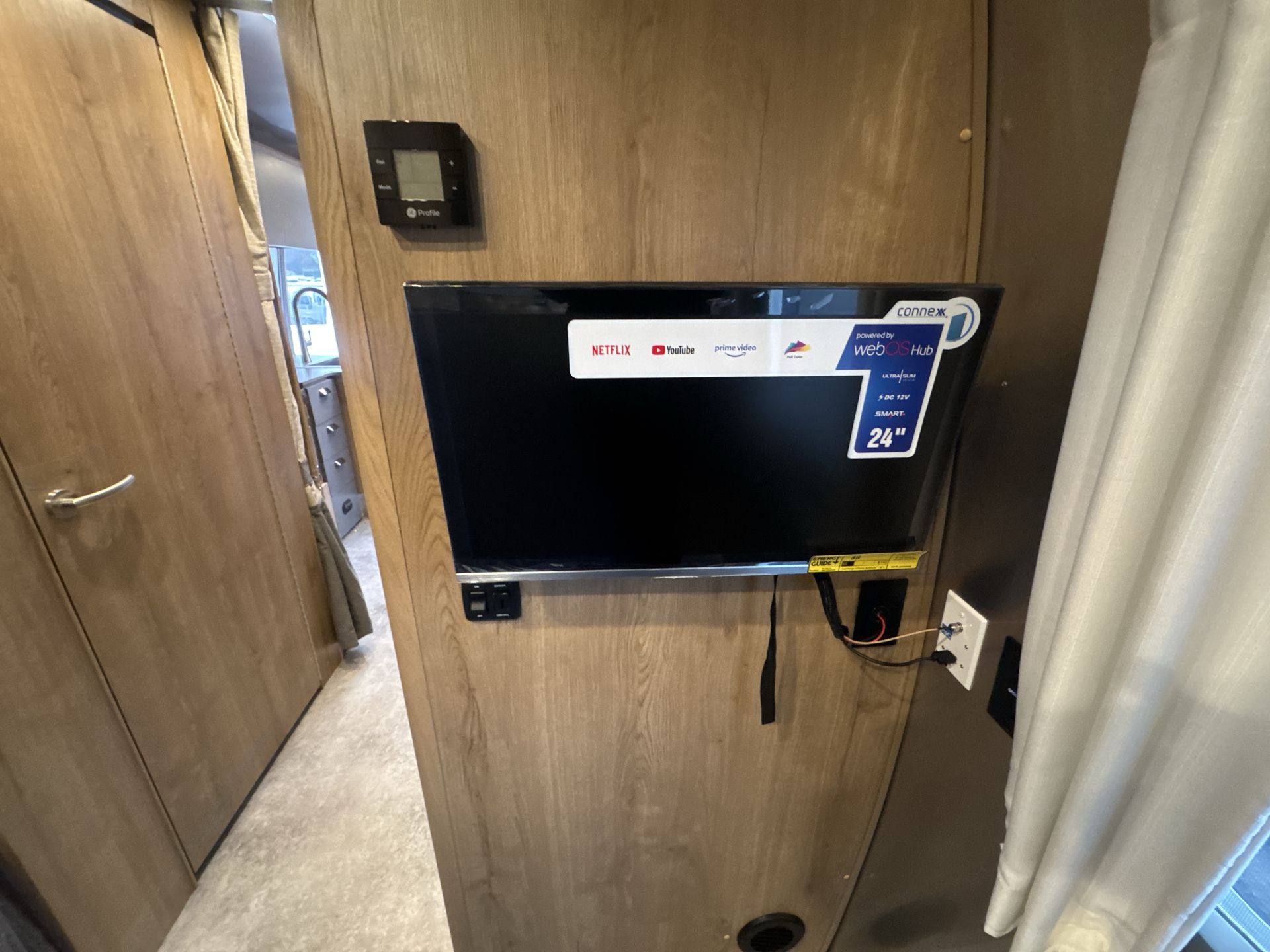 2026 Airstream 25FBQ Base