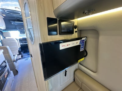 2026 Airstream 24GL 4x2 Passenger Base