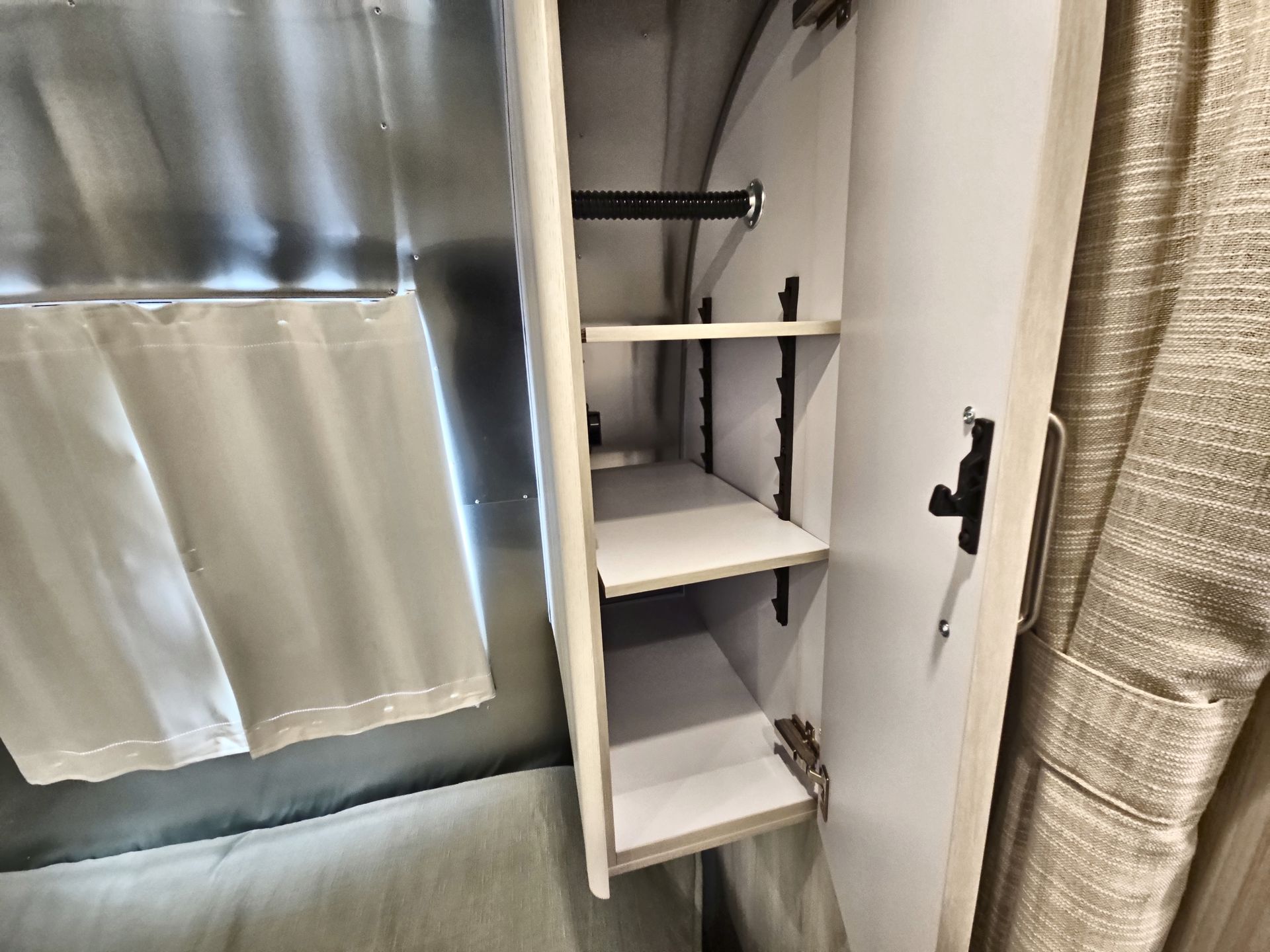 2025 Airstream 27FBT Base