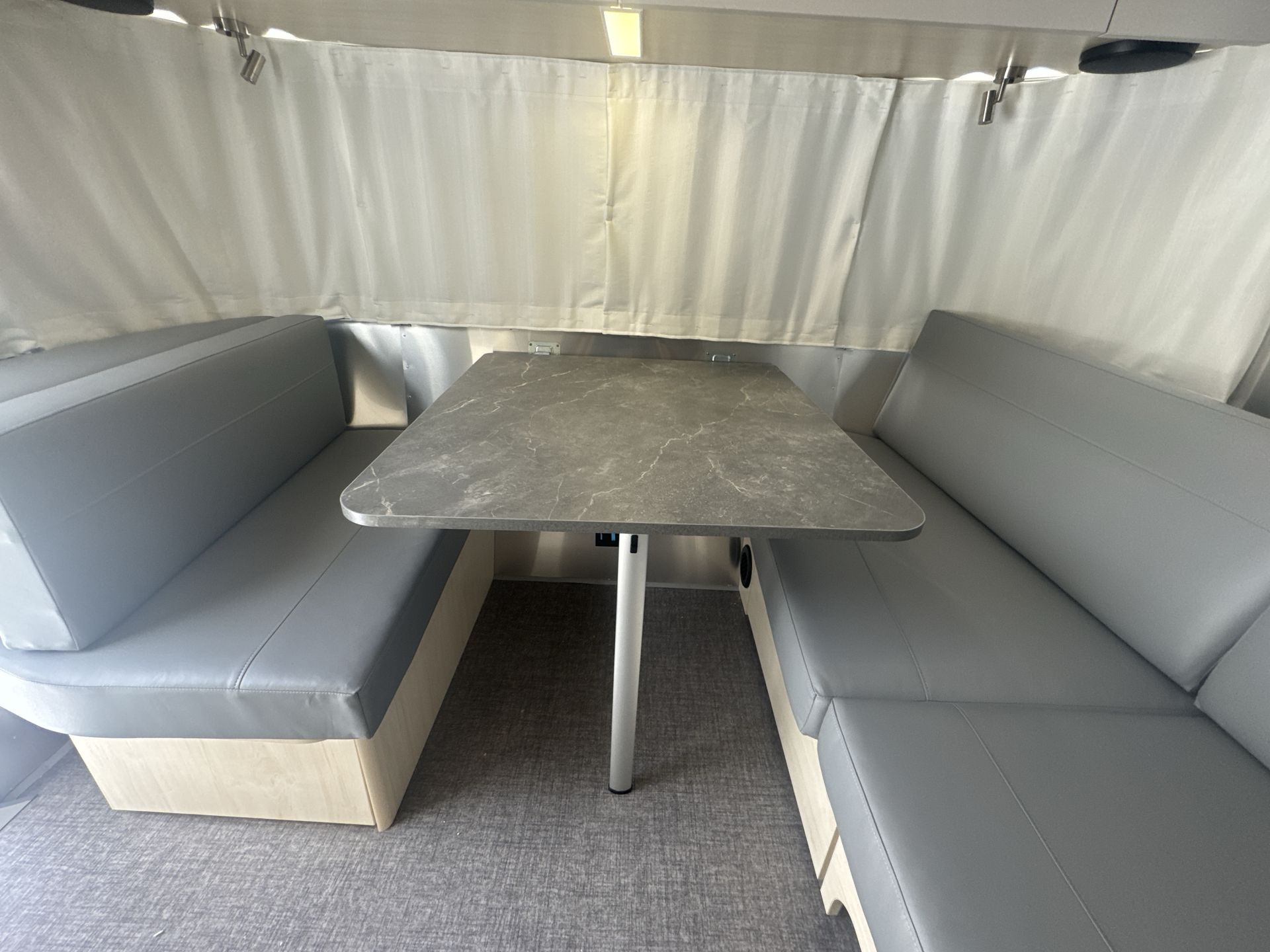 2025 Airstream 27FBQ Base
