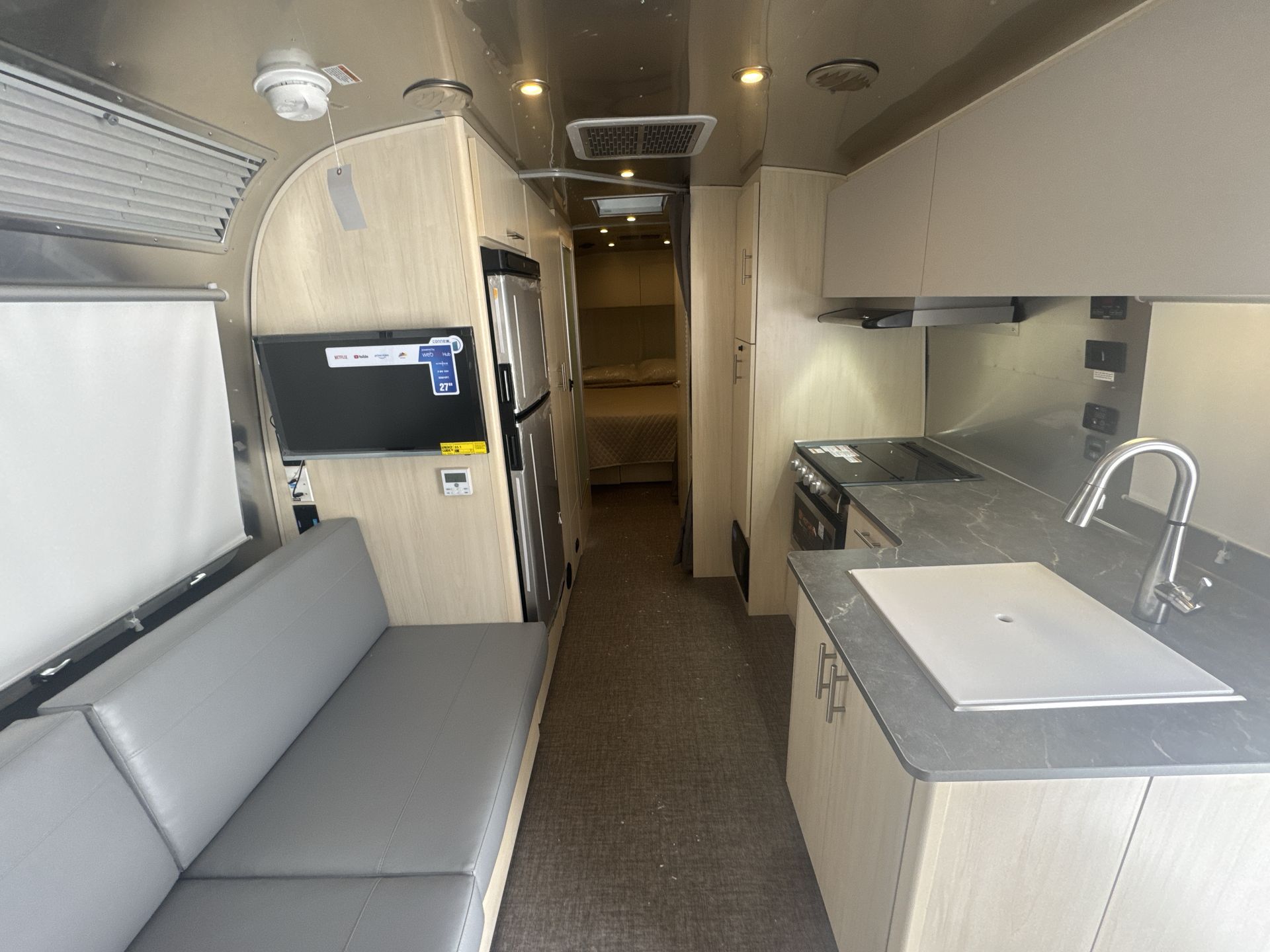 2025 Airstream 27FBQ Base