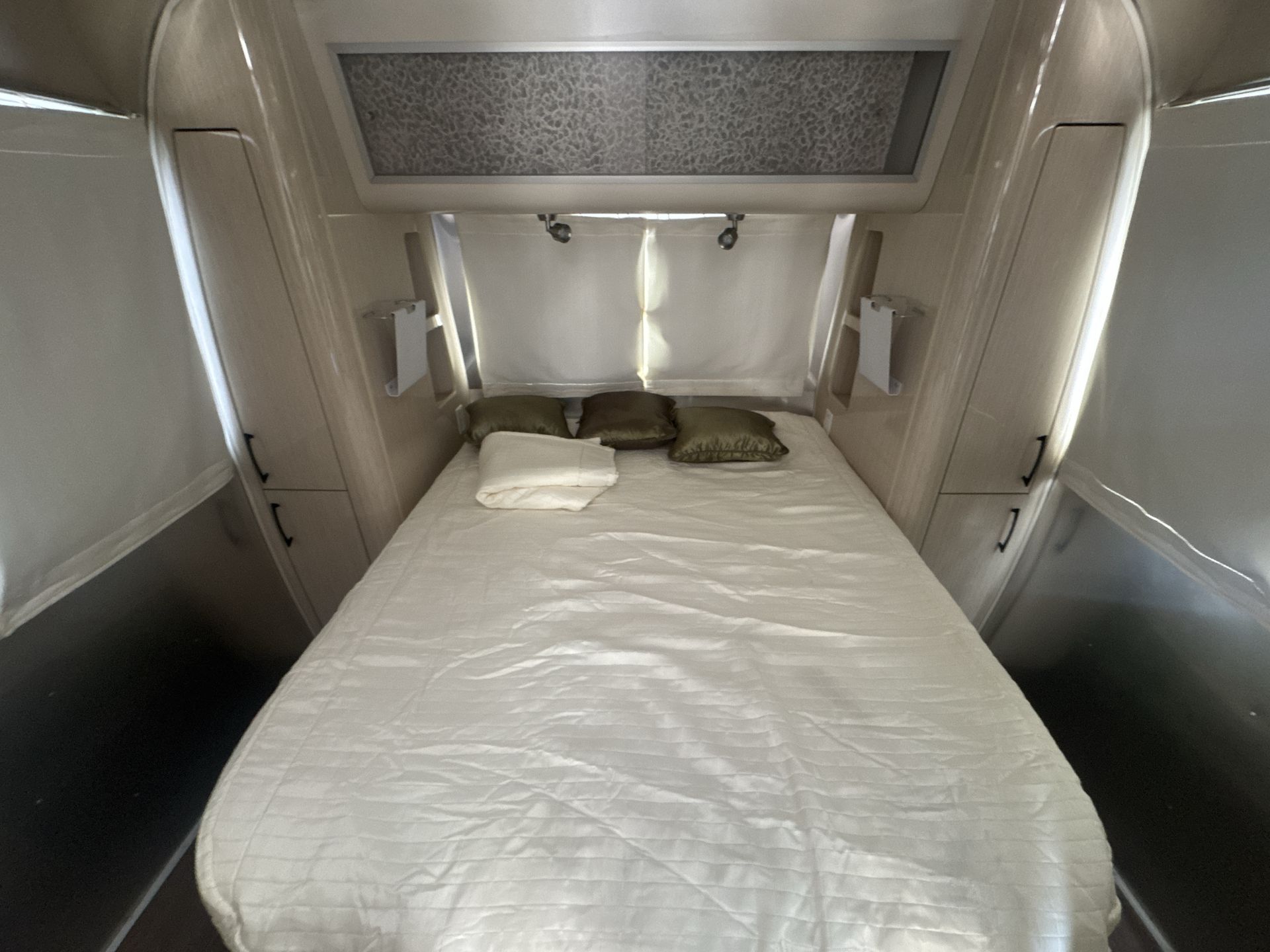 2017 Airstream 28RB (Rear Queen Bed) Base