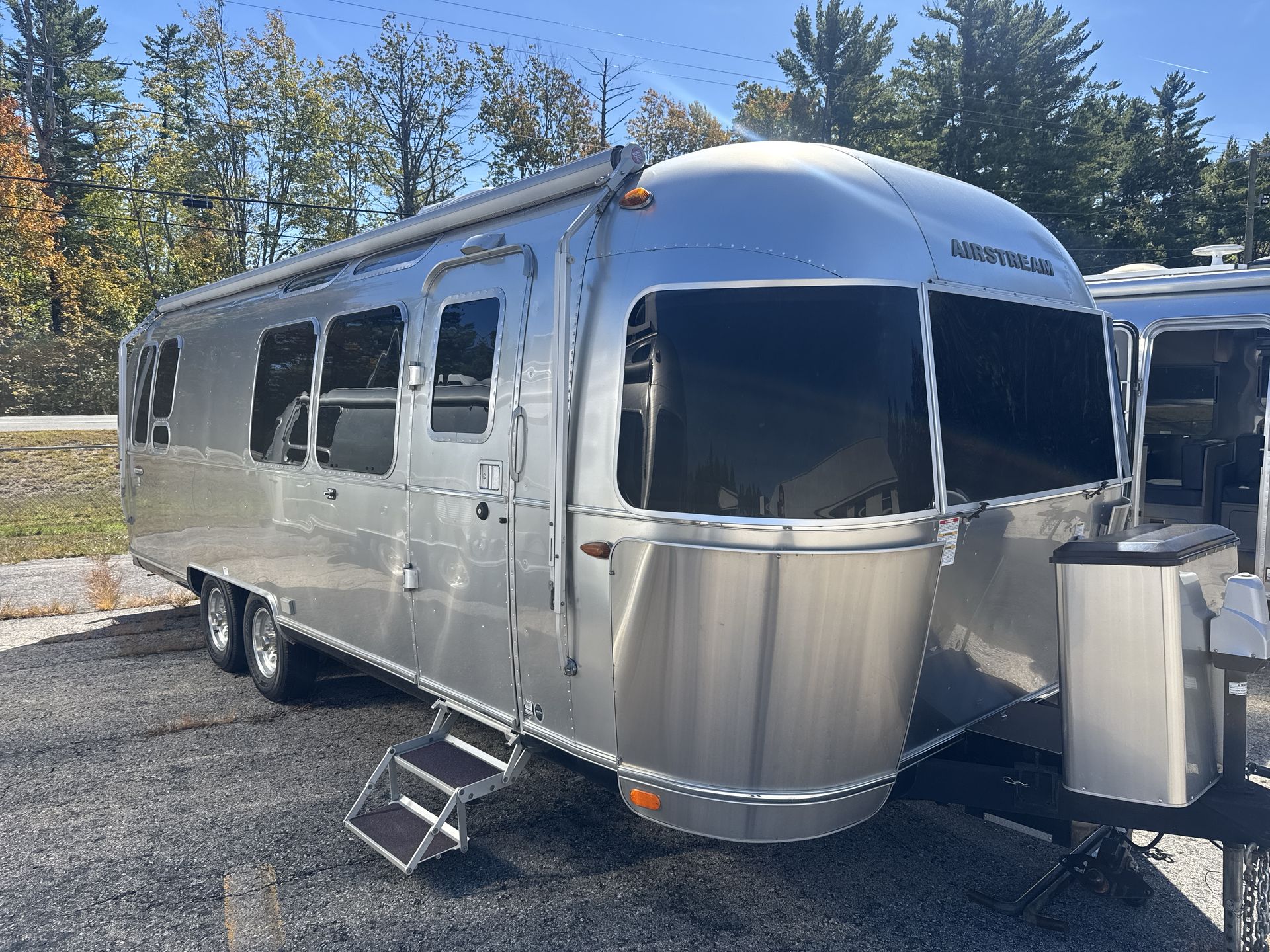 2017 Airstream 28RB (Rear Queen Bed) Base