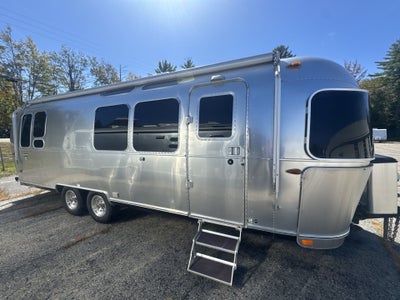 2017 Airstream 28RB (Rear Queen Bed) Base
