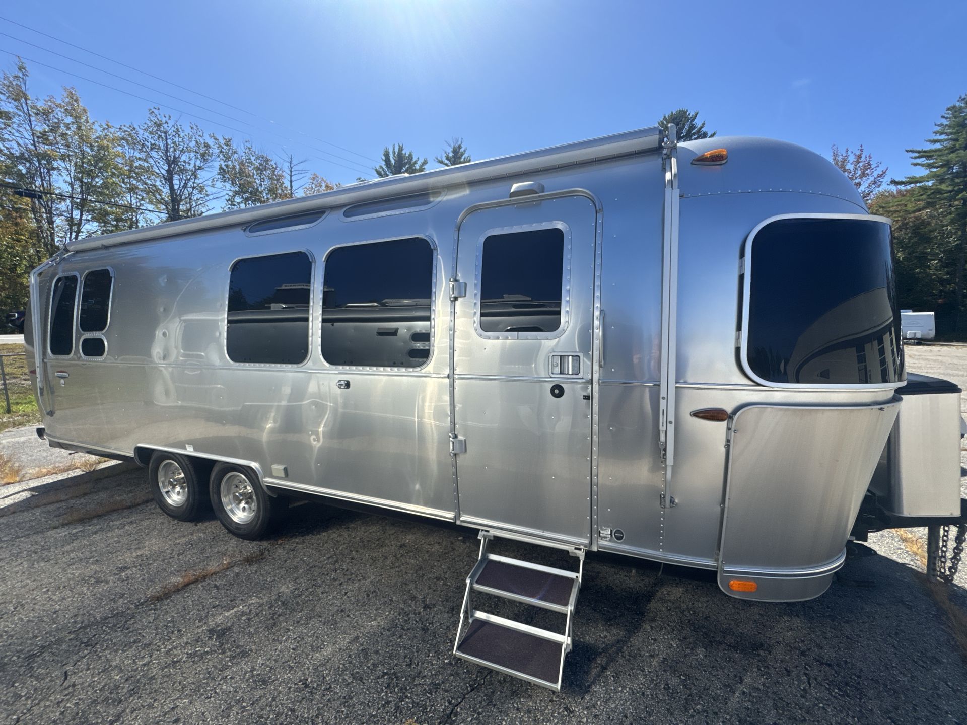 2017 Airstream 28RB (Rear Queen Bed) Base