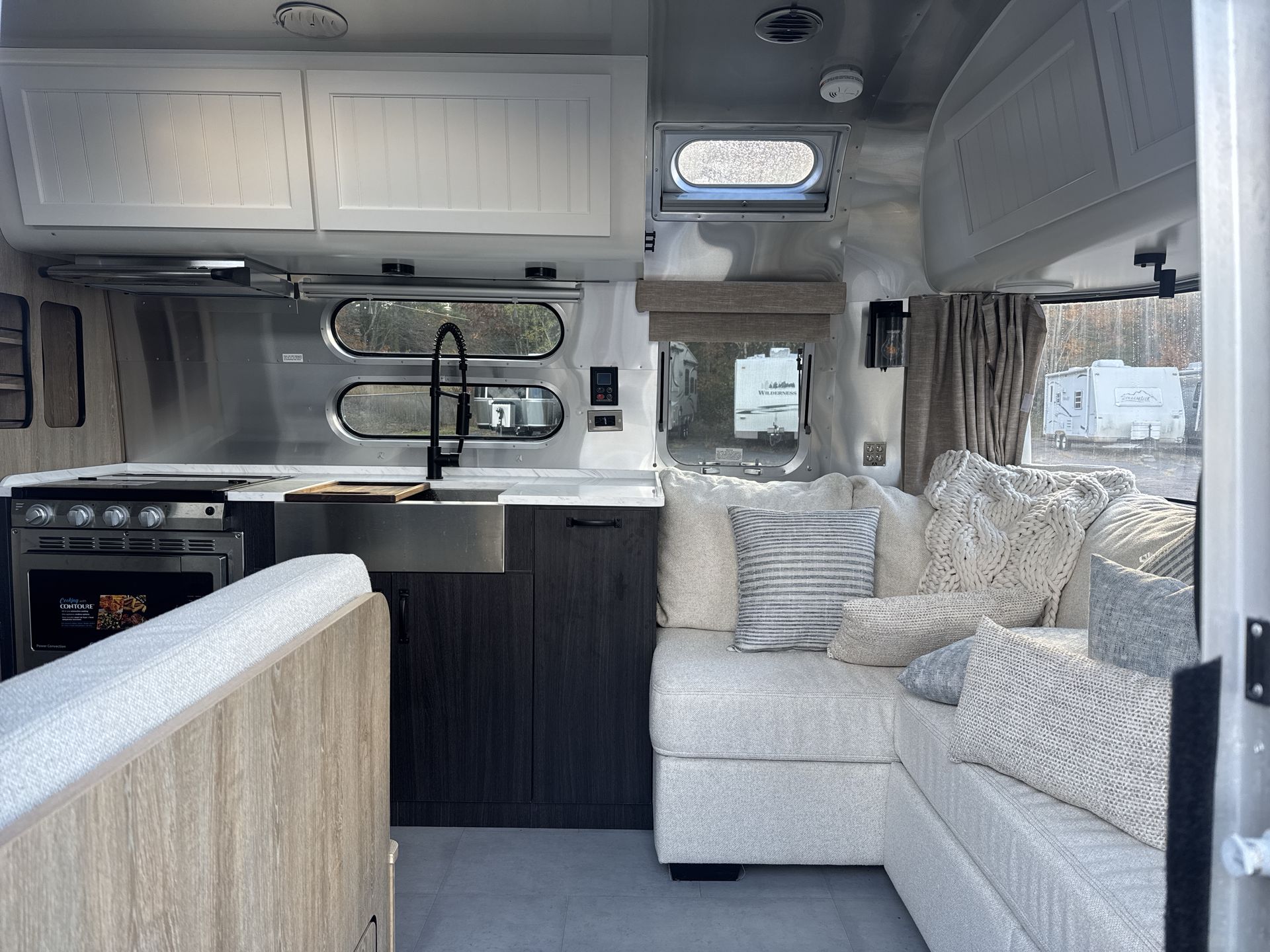 2022 Airstream 28RB Base