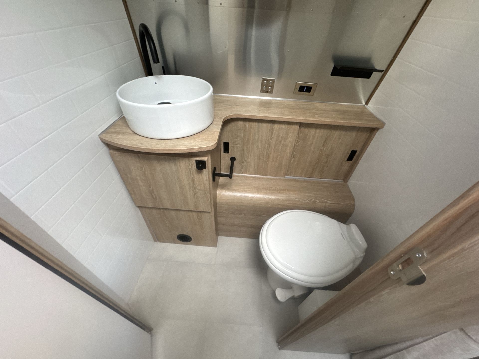 2022 Airstream 28RB Base