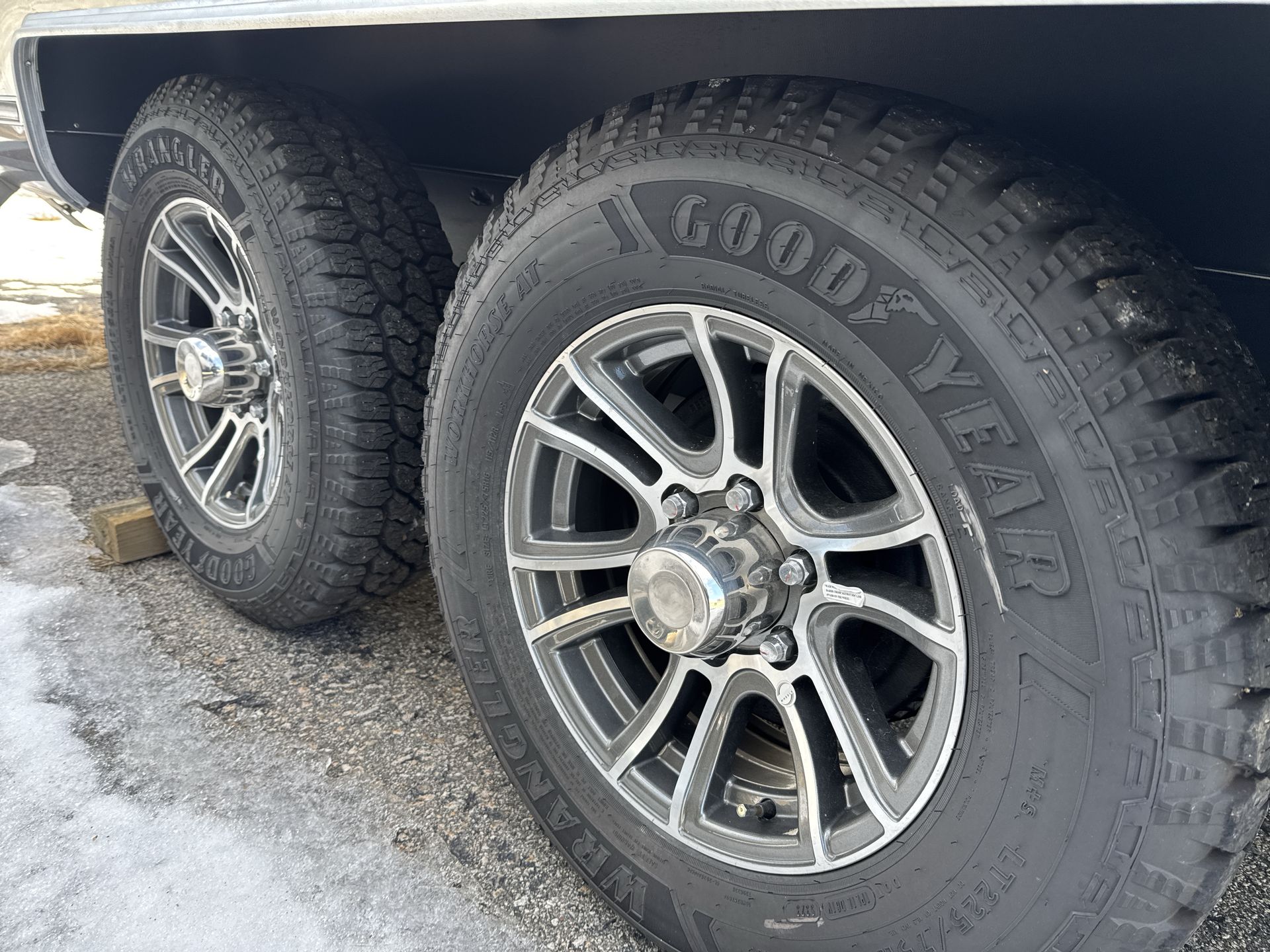 2024 Airstream 25FB Base