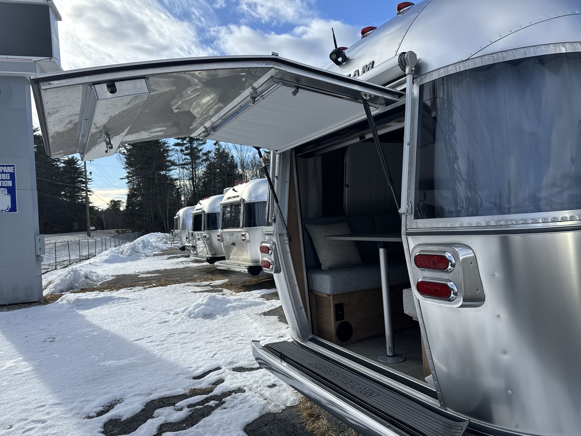 2024 Airstream 25FB Base