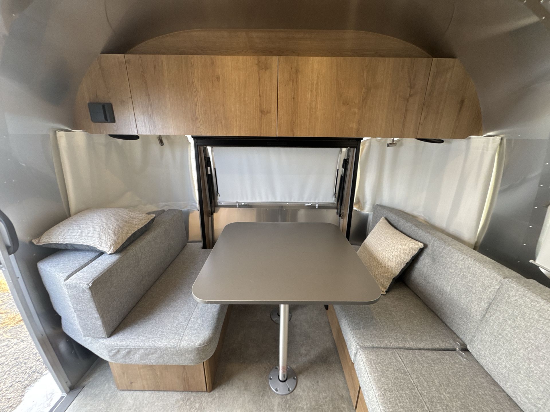 2024 Airstream 25FB Base