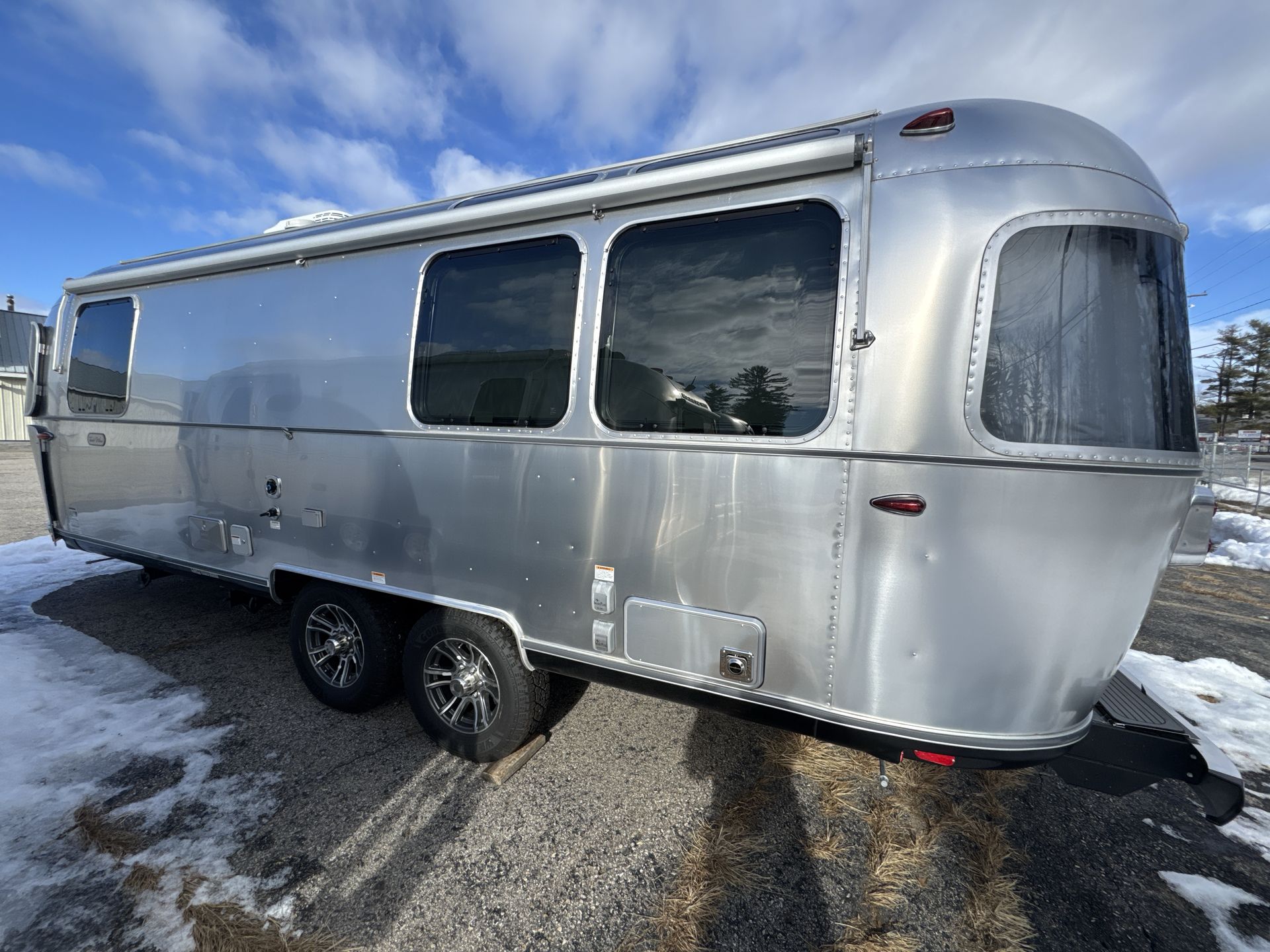 2024 Airstream 25FB Base