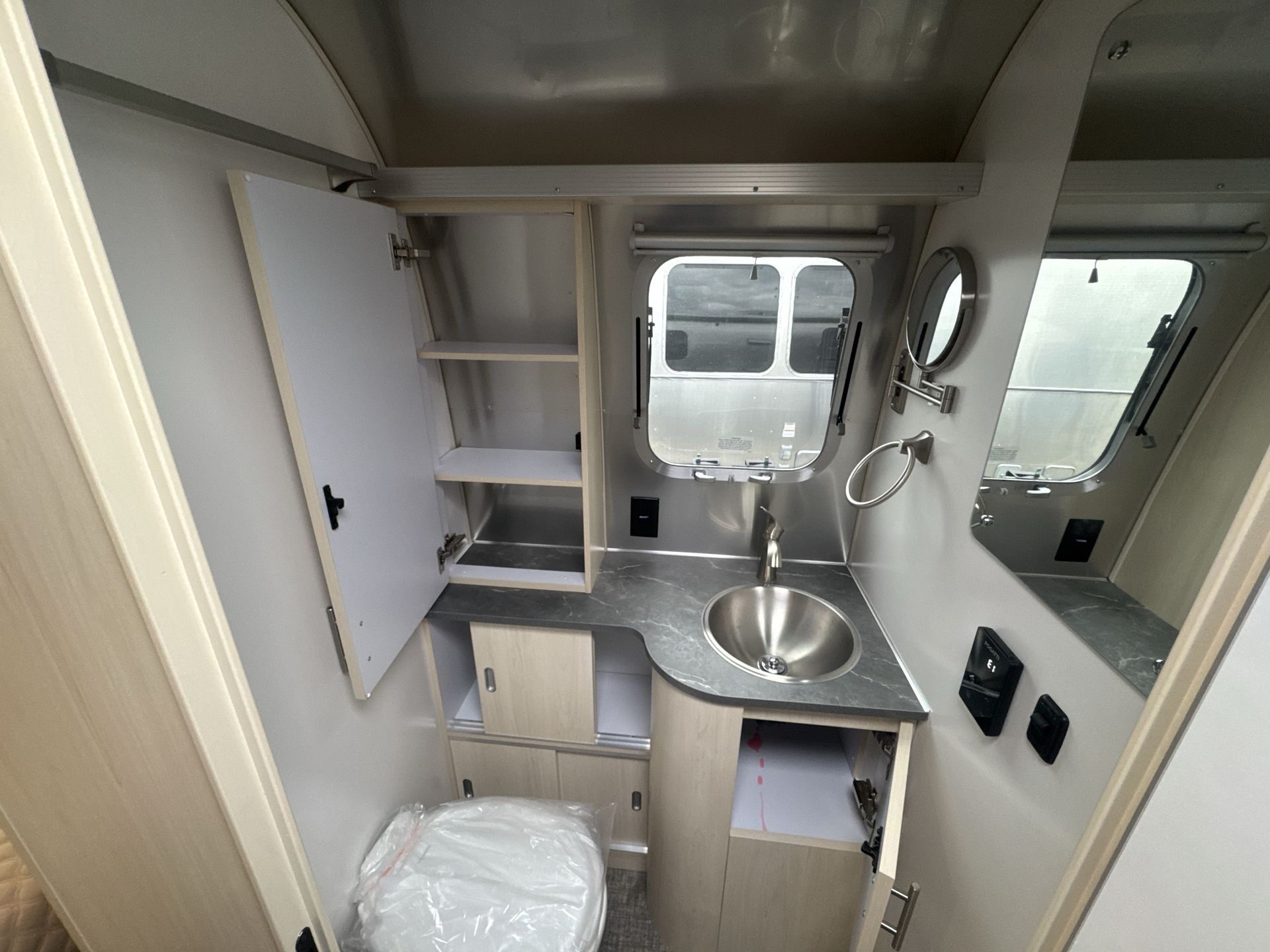 2026 Airstream 27FBQ Base