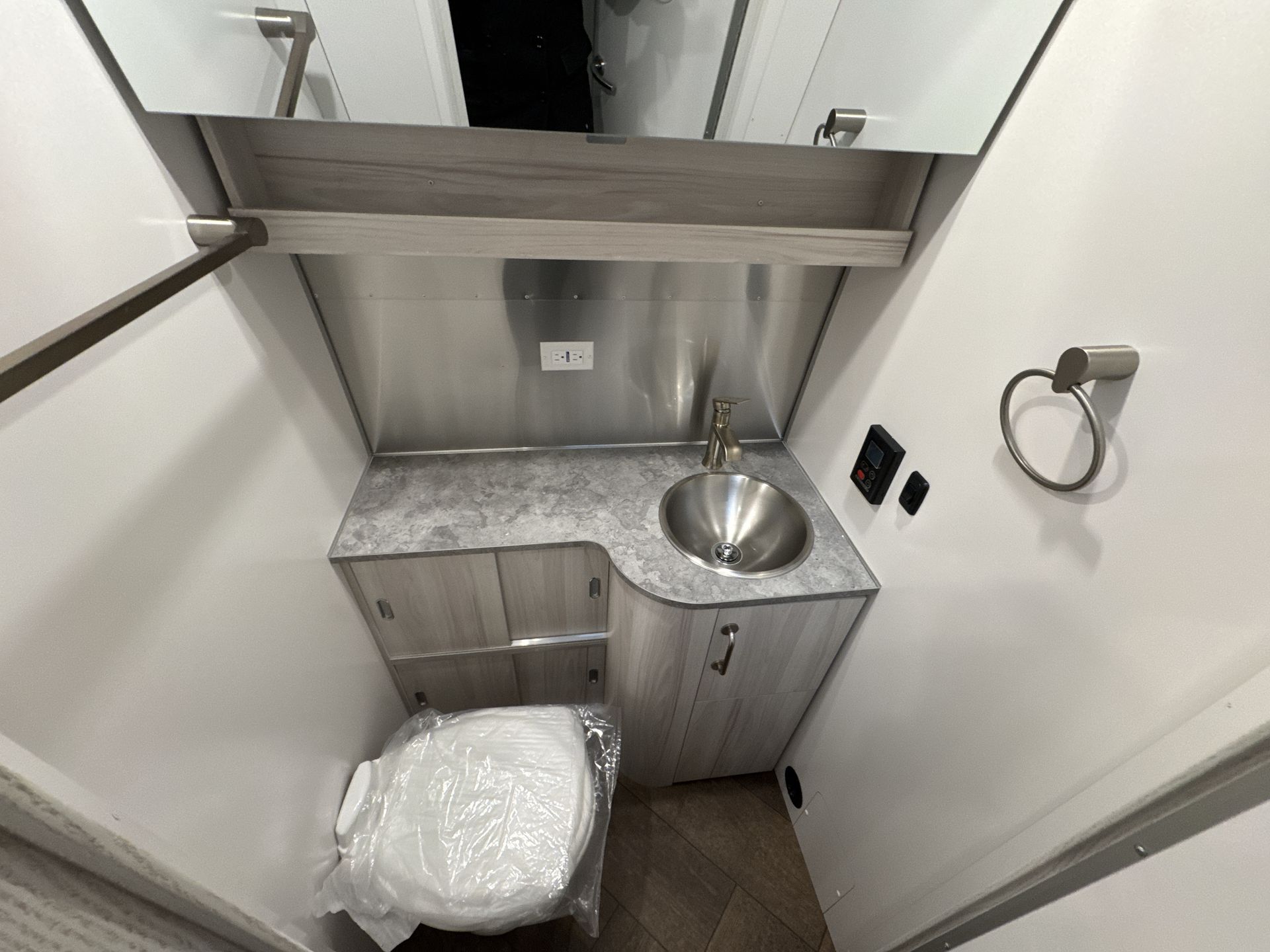 2025 Airstream 27FBQ Base