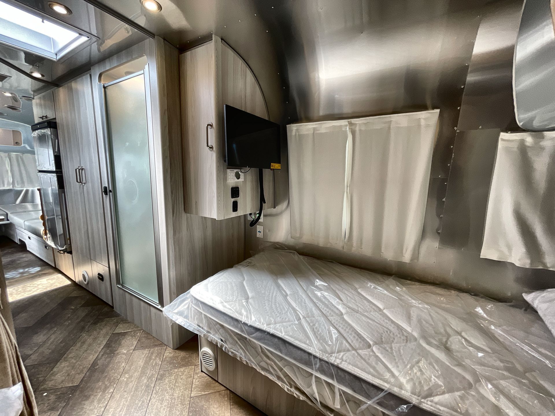 2026 Airstream 27FBT Base