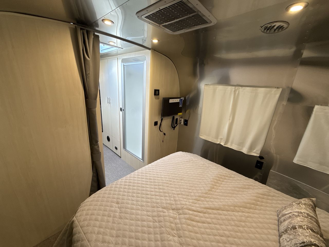 2025 Airstream 27FBQ Base