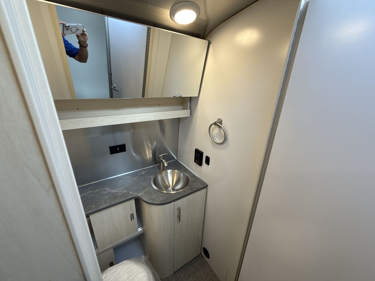 2025 Airstream 27FBQ Base