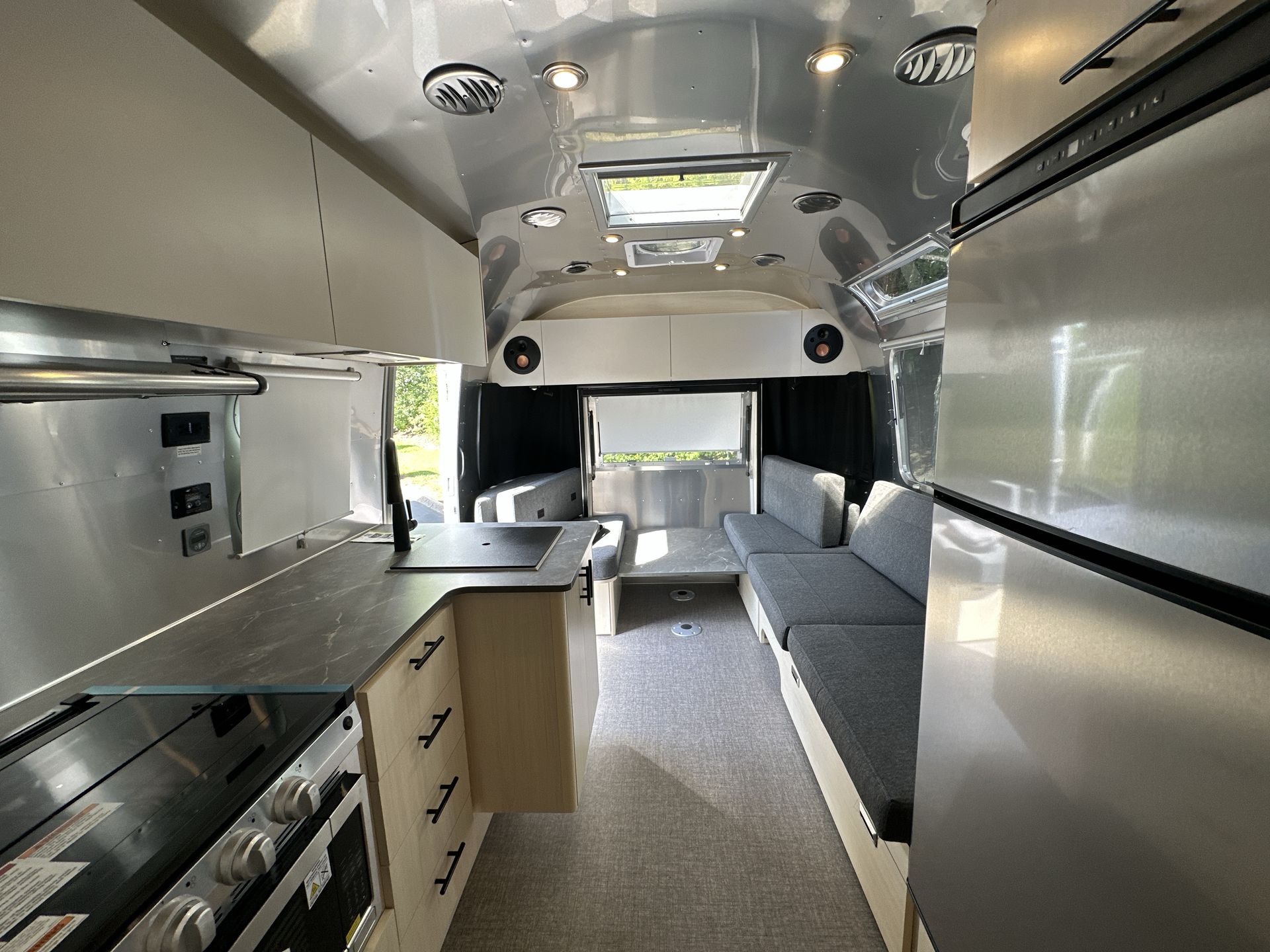 2025 Airstream 27FBQ Base