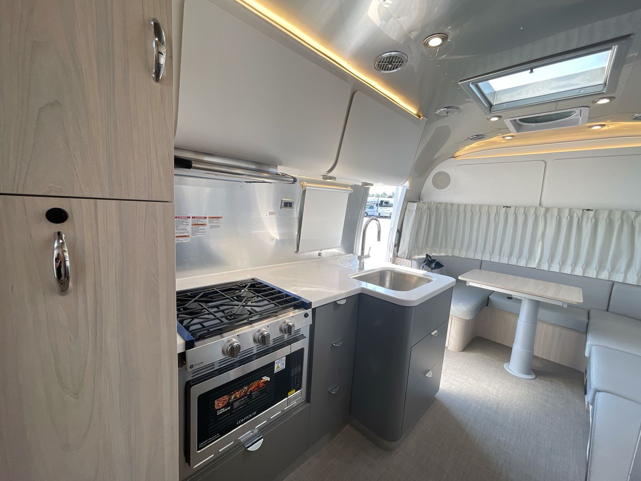 2026 Airstream 27FBQ Base