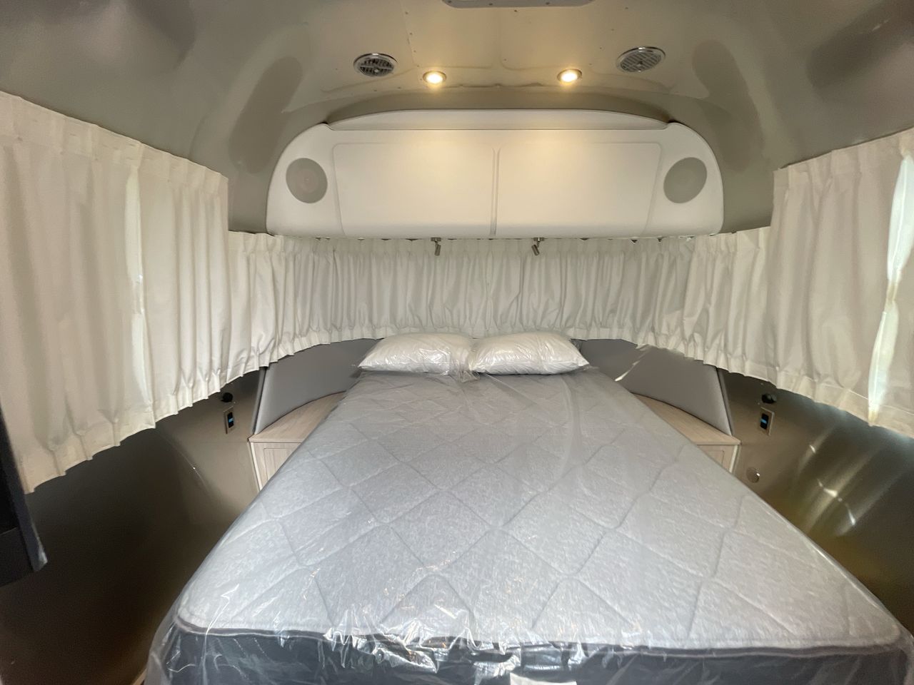 2026 Airstream 27FBQ Base