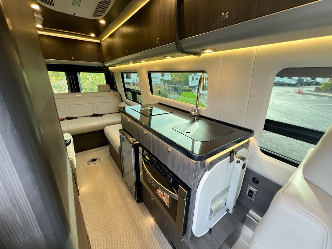 2026 Airstream 24GL 4x2 Passenger Base